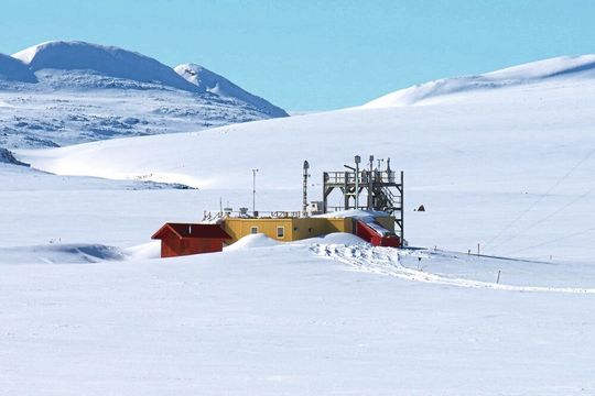 Die Forschungsstation Alert in Kanada ist einer der Standorte, an denen Daten für die Untersuchung von Aerosolen in der Arktis gesammelt wurden. Die Forschungsstation Alert in Kanada ist einer der Standorte, an denen Daten für die Untersuchung von Aerosolen in der Arktis gesammelt wurden.