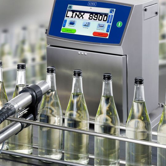 Der Linx 8900-Drucker an einer Getränkelinie Der Linx 8900-Drucker an einer Getränkelinie