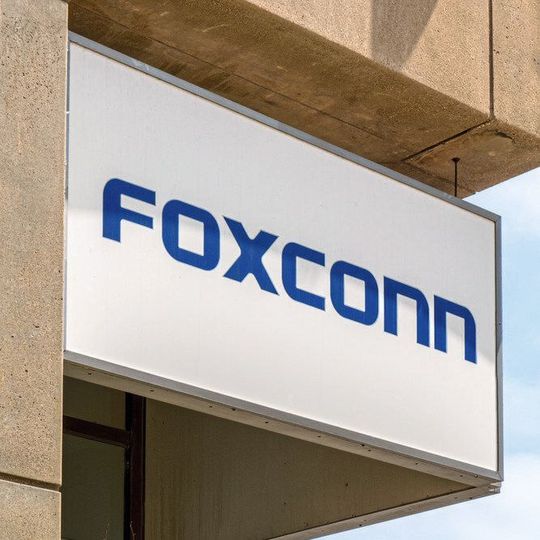 Markenlogo einer regionalen Foxconn-Zentrale. Aufgrund der aktuell in Südchina grassierenden größten Corona-Welle seit zwei Jahren muss der Auftragsfertiger an seinem Standort in Shenzhen vorübergehend die Produktion aussetzen. Davon ist auch die Fertigung aktueller iPhone-Modelle betroffen. Markenlogo einer regionalen Foxconn-Zentrale. Aufgrund der aktuell in Südchina grassierenden größten Corona-Welle seit zwei Jahren muss der Auftragsfertiger an seinem Standort in Shenzhen vorübergehend die Produktion aussetzen. Davon ist auch die Fertigung aktueller iPhone-Modelle betroffen.