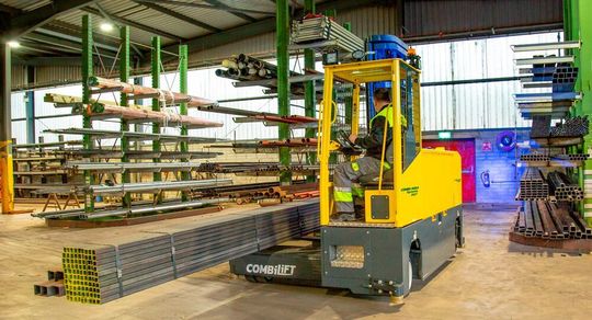 Der nagelneue MR4: Combilift will seinen neuen Vierrad-Schubmaststapler mit 360-Grad-Lenkung erstmals auf der Logimat 2022 präsentieren. Der nagelneue MR4: Combilift will seinen neuen Vierrad-Schubmaststapler mit 360-Grad-Lenkung erstmals auf der Logimat 2022 präsentieren.