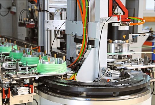 Von wegen schief gewickelt: Als zentrales Element für den Produkttransport ermöglicht XTS jede Menge Maschinenflexibilität und einen geringen Anlagen-Footprint. Von wegen schief gewickelt: Als zentrales Element für den Produkttransport ermöglicht XTS jede Menge Maschinenflexibilität und einen geringen Anlagen-Footprint.