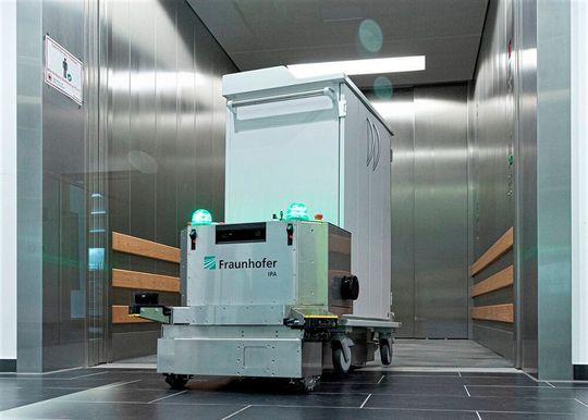 Dieser Transportroboter ist das Ergebnis des Projekts „MobDi – Mobile Desinfektion“. Forschende aus Stuttgart haben ihn entwickelt. Er schließt nun die Lücke zwischen kleinen und großen Servicerobotern für Krankenhäuser und Pflegeeinrichtungen. Er kann sich frei bewegen. Dieser Transportroboter ist das Ergebnis des Projekts „MobDi – Mobile Desinfektion“. Forschende aus Stuttgart haben ihn entwickelt. Er schließt nun die Lücke zwischen kleinen und großen Servicerobotern für Krankenhäuser und Pflegeeinrichtungen. Er kann sich frei bewegen.