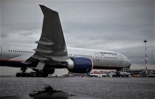 Aero-Stopp! Düstere Aussichten für die russischen Fluggesellschaften Aeroflot und S7. Denn die westlichen Sanktionen wegen des Ukraine-Kriegs wirken sich auf Fluglizenzen und Ersatzteilbeschaffung aus. Putin will zwar gegensteuern, doch ob das klappt? Lesen Sie mehr! Aero-Stopp! Düstere Aussichten für die russischen Fluggesellschaften Aeroflot und S7. Denn die westlichen Sanktionen wegen des Ukraine-Kriegs wirken sich auf Fluglizenzen und Ersatzteilbeschaffung aus. Putin will zwar gegensteuern, doch ob das klappt? Lesen Sie mehr!