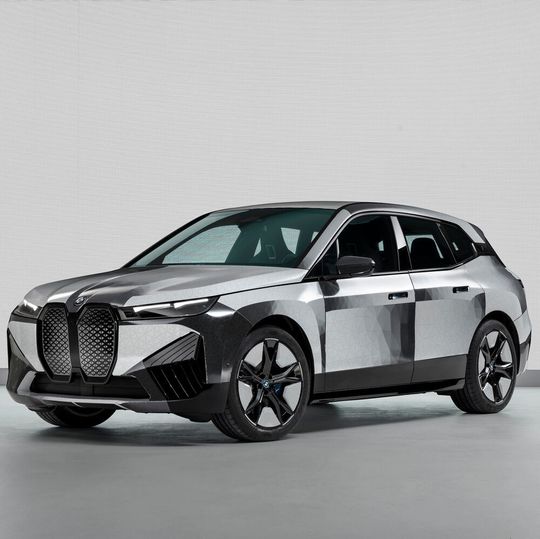 Ein echter Hingucker: Die Farbe des Konzeptautos BMW iX Flow lässt sich auf Knopfdruck ändern. Ein echter Hingucker: Die Farbe des Konzeptautos BMW iX Flow lässt sich auf Knopfdruck ändern.