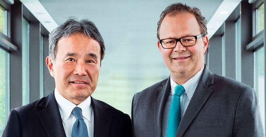 Mori (links), Christian Thönes: „Wir wünschen Frieden und ein schnelles Ende dieses Krieges.“ Mori (links), Christian Thönes: „Wir wünschen Frieden und ein schnelles Ende dieses Krieges.“