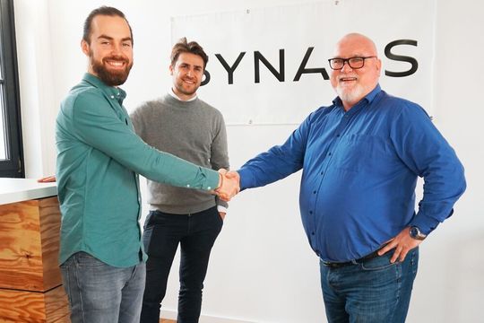 Vertragsschluss per Handschlag bekräftigt (v.l.): Lennart Bochmann (CPO Synaos) – im Hintergrund Nicolas Galanulis (Account Manager Synaos) – und Harald Gärtner (ZF-Koordinator für die Integration von FTF-Flotten). Vertragsschluss per Handschlag bekräftigt (v.l.): Lennart Bochmann (CPO Synaos) – im Hintergrund Nicolas Galanulis (Account Manager Synaos) – und Harald Gärtner (ZF-Koordinator für die Integration von FTF-Flotten).