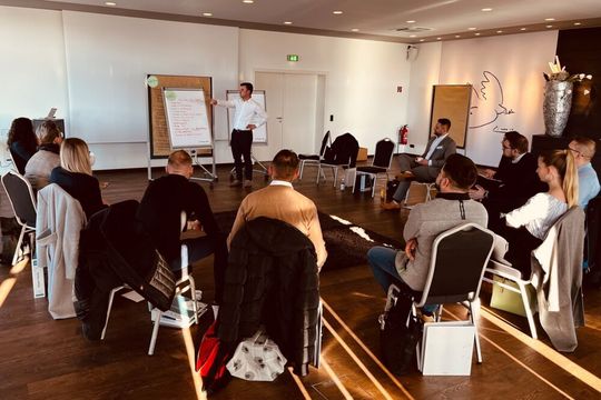 Die ersten Kandidaten starteten mit Seminaren in das neue Förderprogramm „Hülpert talents“. Die ersten Kandidaten starteten mit Seminaren in das neue Förderprogramm „Hülpert talents“.
