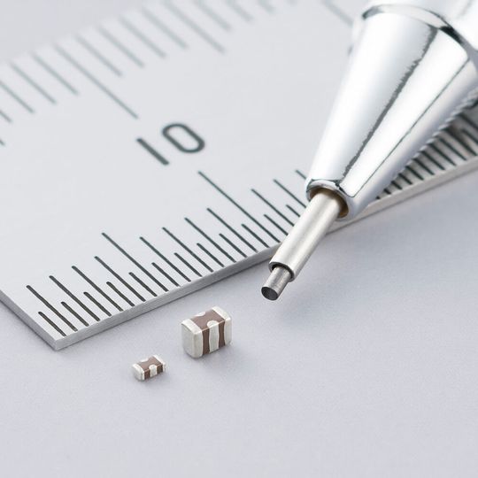 Der NFM15HC435D0E3: ein automotivetauglicher MLCC in einem 0402-Gehäuse mit 4,3 µF. Der NFM15HC435D0E3: ein automotivetauglicher MLCC in einem 0402-Gehäuse mit 4,3 µF.