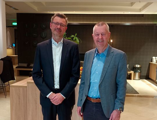 Robert Schullan (CEO Hawe Hydraulik, rechts) und Mads-Ole Astrupgaard (CEO Fritz Schur Technical Group, links) vereinbaren die Übernahme von Fritz Schur Energy and Fritz Schur Teknik durch die Hawe Hydraulik. Robert Schullan (CEO Hawe Hydraulik, rechts) und Mads-Ole Astrupgaard (CEO Fritz Schur Technical Group, links) vereinbaren die Übernahme von Fritz Schur Energy and Fritz Schur Teknik durch die Hawe Hydraulik.