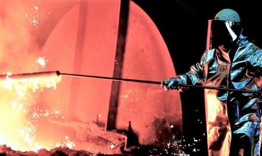 Köchelt Stahl bald auf kleinerer Flamme? Denn der Ukrainekonflikt stellt den Stahlgiganten Thyssenkrupp vor die Wahl: Entlassungen oder Kurzarbeit? Hier mehr dazu. Köchelt Stahl bald auf kleinerer Flamme? Denn der Ukrainekonflikt stellt den Stahlgiganten Thyssenkrupp vor die Wahl: Entlassungen oder Kurzarbeit? Hier mehr dazu.