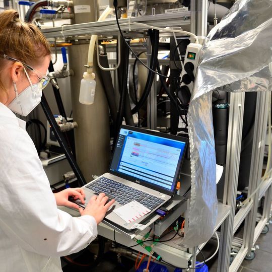 Juliana Rolf arbeitet an der Hytech-Versuchsanlage. Juliana Rolf arbeitet an der Hytech-Versuchsanlage.