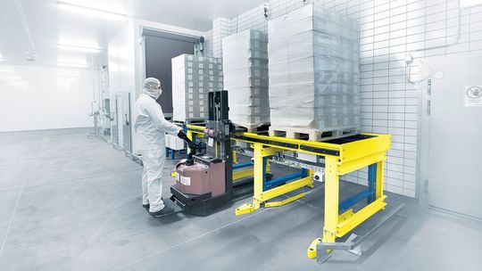 Ausgelagerte Paletten werden von einem Stapler abgeholt.