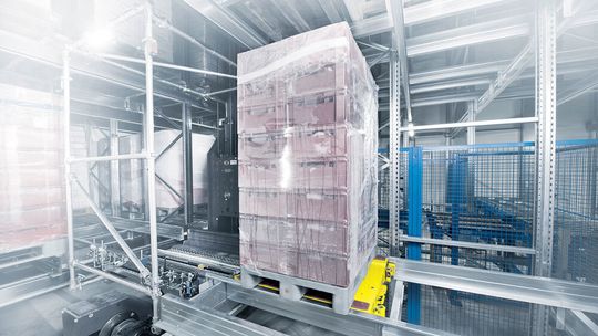 Der Orbiter transportiert die Palette sicher über die Regalschienen zum vorbestimmten Lagerplatz.