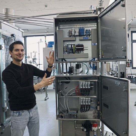 Philipp Bruhin erklärt am Schaltschrank die Vorzüge der eingesetzten Lösung von Wago. Philipp Bruhin erklärt am Schaltschrank die Vorzüge der eingesetzten Lösung von Wago.