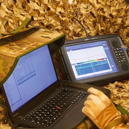 Kombiniert: Der SignalShark ist ein hochempfindlicher Real-Time-Receiver wird von der Software Go2Monitor unterstützt. Mit ihr lassen sich mobil und automatisch Funksignale überwachen. Kombiniert: Der SignalShark ist ein hochempfindlicher Real-Time-Receiver wird von der Software Go2Monitor unterstützt. Mit ihr lassen sich mobil und automatisch Funksignale überwachen.