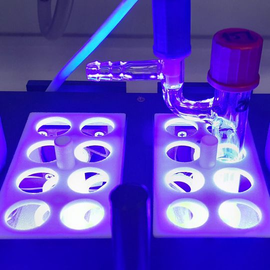 Die Münsteraner verwenden diesen Laboraufbau, um Photocycloaddition durchzuführen. Die Münsteraner verwenden diesen Laboraufbau, um Photocycloaddition durchzuführen.