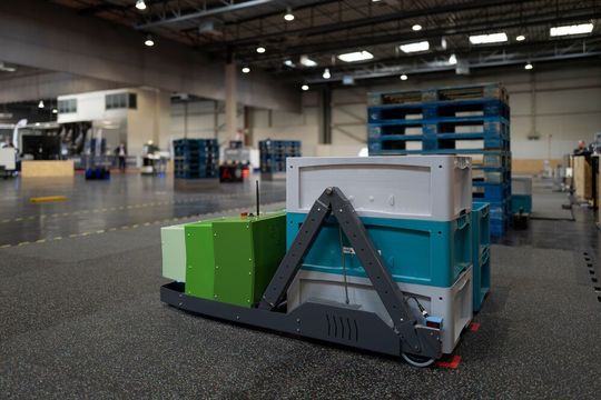 2019 das erste Mal in Erscheinung getreten, kann das verbesserte AGV „FLIP“ vom Dortmunder Fraunhofer-IML dank Laser-Distanzmessern links und rechts Lasten jetzt auch an jeder beliebigen Position im Feld aufnehmen. 2019 das erste Mal in Erscheinung getreten, kann das verbesserte AGV „FLIP“ vom Dortmunder Fraunhofer-IML dank Laser-Distanzmessern links und rechts Lasten jetzt auch an jeder beliebigen Position im Feld aufnehmen.