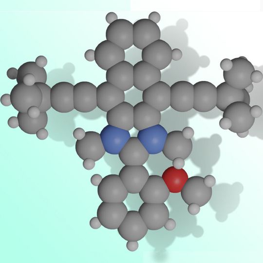 Schematische Darstellung des Nanocars vom deutschen Team #GAzE. Der molekulare Rennwagen besteht im Kern aus einem Azulen-Molekül, das durch weitere Atomgruppen ergänzt wurde. Damit wird die angestrebte Mobilität und Steuerbarkeit erreicht. Schematische Darstellung des Nanocars vom deutschen Team #GAzE. Der molekulare Rennwagen besteht im Kern aus einem Azulen-Molekül, das durch weitere Atomgruppen ergänzt wurde. Damit wird die angestrebte Mobilität und Steuerbarkeit erreicht.