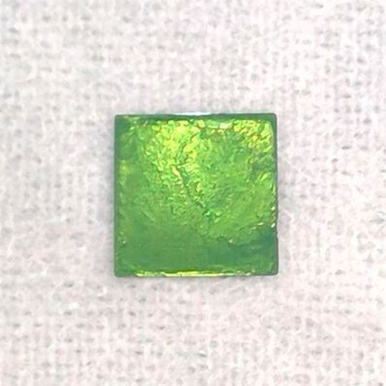 Nanopartikel mit Goldhülle: Ein getrockneter Film aus Goldhüllen-Nanopartikeln (220 nm) auf Glas. Nanopartikel mit Goldhülle: Ein getrockneter Film aus Goldhüllen-Nanopartikeln (220 nm) auf Glas.