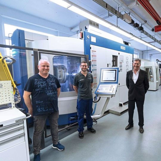 Der Werkzeugbau ist so etwas wie die Denkfabrik von Aesculap: (v.l.n.r.) Frank Fedtke, Tobias Grimm und Hans Keller von Aesculap sowie Joachim Stock von den Grob-Werken. Der Werkzeugbau ist so etwas wie die Denkfabrik von Aesculap: (v.l.n.r.) Frank Fedtke, Tobias Grimm und Hans Keller von Aesculap sowie Joachim Stock von den Grob-Werken.