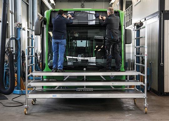 Vorbei sind die Zeiten, als man Lkw-Windschutzscheiben auf wackeligen Leitern auswechseln musste. Möglich macht das diese praktische Frontarbeitsbühne von Krause, die man auch zu zweit erklimmen kann. Vorbei sind die Zeiten, als man Lkw-Windschutzscheiben auf wackeligen Leitern auswechseln musste. Möglich macht das diese praktische Frontarbeitsbühne von Krause, die man auch zu zweit erklimmen kann.