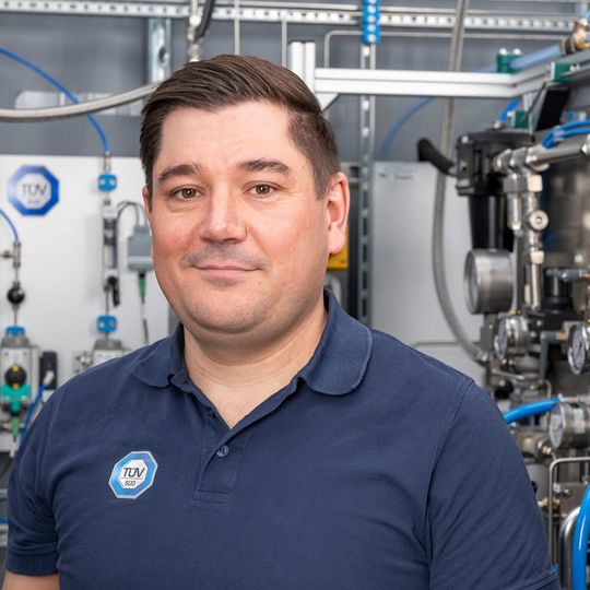 Martin Sekura: „Das neue Prüflabor ist nicht nur einzigartig, weil wir modernste Geräte im Einsatz haben. Sondern auch, weil sich alle Arten von Werkstoffen und Bauteilen hinsichtlich ihrer Eignung für die Verwendung mit gasförmigem und flüssigem Wasserstoff testen lassen. Und das branchenübergreifend.“ Martin Sekura: „Das neue Prüflabor ist nicht nur einzigartig, weil wir modernste Geräte im Einsatz haben. Sondern auch, weil sich alle Arten von Werkstoffen und Bauteilen hinsichtlich ihrer Eignung für die Verwendung mit gasförmigem und flüssigem Wasserstoff testen lassen. Und das branchenübergreifend.“