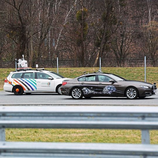 Im Rahmen von Testfahrten erschaffen zwei Forschungsautos, ausgestattet mit sehr genauen Vermessungssystemen, die virtuelle Testumgebung. Im Rahmen von Testfahrten erschaffen zwei Forschungsautos, ausgestattet mit sehr genauen Vermessungssystemen, die virtuelle Testumgebung.
