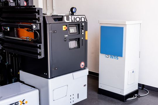 Mit dem induktiven Ladesystem von Intis kann der „PhoeniX AGV“ mit einer 48-Volt-Lithium-Ionen-Batterie mit einem Ladestrom von 400 Ampere berührungslos geladen werden. Mit dem induktiven Ladesystem von Intis kann der „PhoeniX AGV“ mit einer 48-Volt-Lithium-Ionen-Batterie mit einem Ladestrom von 400 Ampere berührungslos geladen werden.
