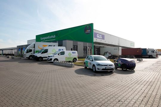 Mit dem Ecohub in Essen unterstreicht die GLS Group einmal mehr ihre Bemühungen, bei ihrer global ausgerichteten Logistik mögliche negative Auswirkungen auf die Umwelt zu minimieren. Deshalb wurde dem Unternehmen jetzt von Ecovadis die Goldmedaille in Sachen Nachhaltigkeit verliehen. Mit dem Ecohub in Essen unterstreicht die GLS Group einmal mehr ihre Bemühungen, bei ihrer global ausgerichteten Logistik mögliche negative Auswirkungen auf die Umwelt zu minimieren. Deshalb wurde dem Unternehmen jetzt von Ecovadis die Goldmedaille in Sachen Nachhaltigkeit verliehen.