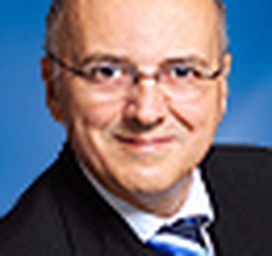John Evans, Head of Private Equity bei KPMG: „Die Mehrzahl der Befragten ist davon überzeugt, dass es zwar auch unter den Private Equity-Häusern zu einer Marktbereinigung kommen wird. Allerdings werden solche Private Equity-Unternehmen, die sich auf die veränderten Bedingungen am Finanzierungsmarkt einstellen, gute Möglichkeiten für Neuinvestitionen vorfinden.“ John Evans, Head of Private Equity bei KPMG: „Die Mehrzahl der Befragten ist davon überzeugt, dass es zwar auch unter den Private Equity-Häusern zu einer Marktbereinigung kommen wird. Allerdings werden solche Private Equity-Unternehmen, die sich auf die veränderten Bedingungen am Finanzierungsmarkt einstellen, gute Möglichkeiten für Neuinvestitionen vorfinden.“