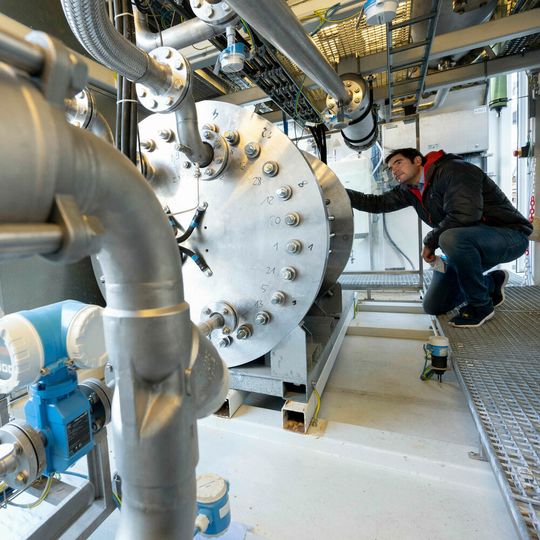 Marc-Simon Löffler, Leiter des Fachgebiets Regenerative Energieträger und Verfahren am ZSW, vor einem Elektrolyseblock. Marc-Simon Löffler, Leiter des Fachgebiets Regenerative Energieträger und Verfahren am ZSW, vor einem Elektrolyseblock.