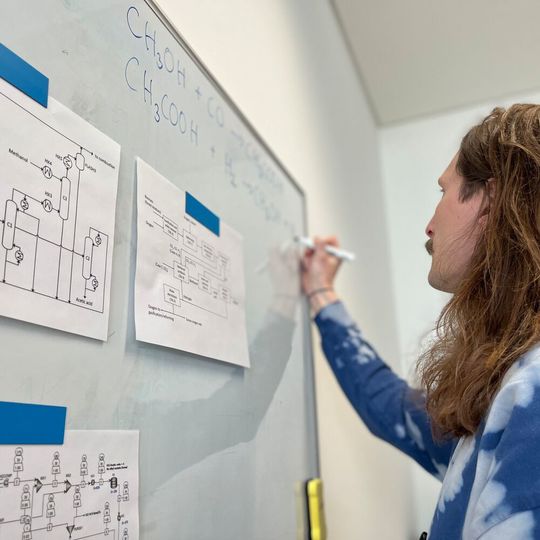 Forschende am Campus Straubing für Biotechnologie und Nachhaltigkeit der Technischen Universität München haben gemeinsam mit der Technischen Universität Lappeenranta (LUT) in Finnland einen neuen Prozess zur Herstellung von Ethanol entwickelt. Forschende am Campus Straubing für Biotechnologie und Nachhaltigkeit der Technischen Universität München haben gemeinsam mit der Technischen Universität Lappeenranta (LUT) in Finnland einen neuen Prozess zur Herstellung von Ethanol entwickelt.