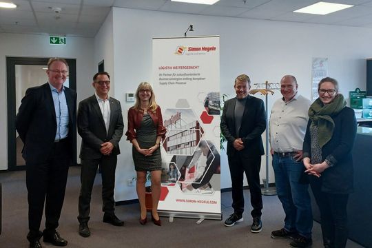 Vertreter von Simon Hegele und Siemens Energy freuen sich über die vertiefte Zusammenarbeit ihrer Unternehmen. Vertreter von Simon Hegele und Siemens Energy freuen sich über die vertiefte Zusammenarbeit ihrer Unternehmen.