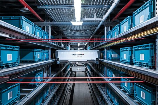 Shuttles produziert Viastore seit 2002. Sie stehen alternativ zu Regalbediengeräten für kurze Zugriffszeiten und hohen Durchsatz im automatischen Kleinteilelager (AKL). Shuttles produziert Viastore seit 2002. Sie stehen alternativ zu Regalbediengeräten für kurze Zugriffszeiten und hohen Durchsatz im automatischen Kleinteilelager (AKL).