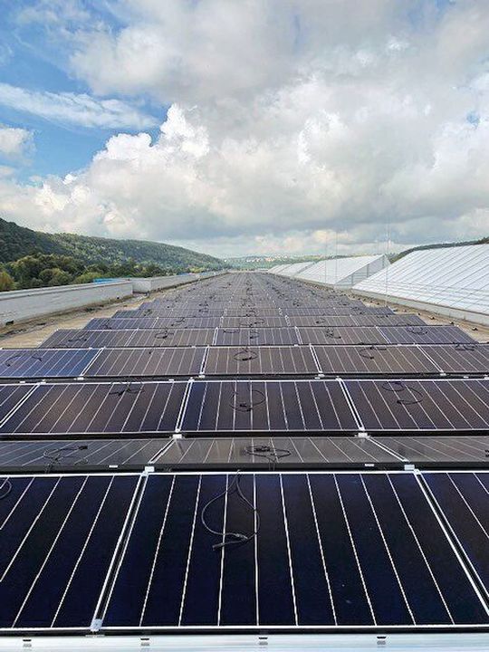 Die PV-Anlage auf dem Dach von Arnold Umformtechnik. Die PV-Anlage auf dem Dach von Arnold Umformtechnik.