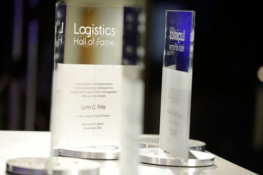 LHOF-Trophy: Ist die Logistics Hall of Fame auch virtuell, so schmücken inzwischen doch zahlreiche „reale“ Trophäen die Arbeitszimmer und Flure der Mitglieder.