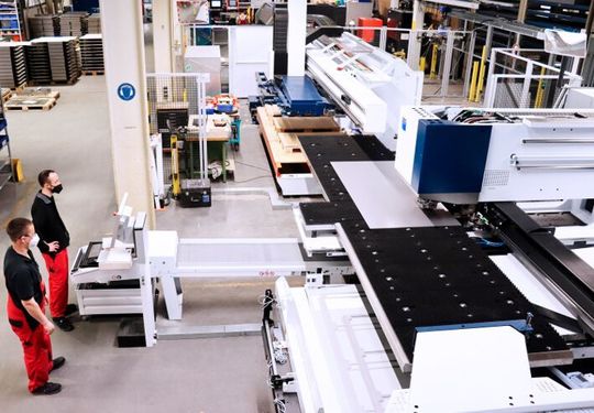 Die neue Tru Punch 5000 Stanzmaschine ist nun bei BVS Blechtechnik in Betrieb. Mit über 3.000 vorhandenen Sonderwerkzeugen realisiert sie eine Fülle an Konturen und Umformungen. Die neue Tru Punch 5000 Stanzmaschine ist nun bei BVS Blechtechnik in Betrieb. Mit über 3.000 vorhandenen Sonderwerkzeugen realisiert sie eine Fülle an Konturen und Umformungen.
