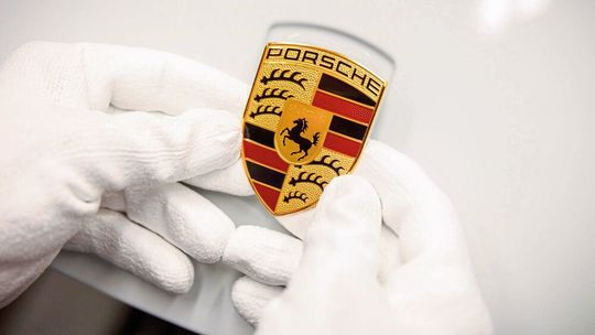 Bei Porsche fällt die Sonderzahlung laut dpa traditionell üppig aus – so auch in diesem Jahr. Bei Porsche fällt die Sonderzahlung laut dpa traditionell üppig aus – so auch in diesem Jahr.