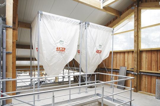 Solche Lagerbehälter aus Polypropylen-Mischgewebe können Edelstahl-Pendants ersetzen und sind auch noch günstiger. Doch ihre Herstellung ist zeit- und arbeitsintensiv. Ein Laserschneidsystem von Eurolaser kann das jetzt ändern. Solche Lagerbehälter aus Polypropylen-Mischgewebe können Edelstahl-Pendants ersetzen und sind auch noch günstiger. Doch ihre Herstellung ist zeit- und arbeitsintensiv. Ein Laserschneidsystem von Eurolaser kann das jetzt ändern.