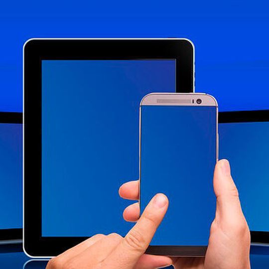 Daten übers Netzwerk austauschen – auch zwischen Smartphones und PCs. Daten übers Netzwerk austauschen – auch zwischen Smartphones und PCs.