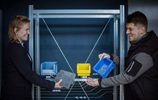 Im Wuppertaler Showroom „eFabrik“ können sich Interessierte von der Technik der automatischen Inventur, bestehend aus Sensorik, Funk und Online-Software, überzeugen. Im Wuppertaler Showroom „eFabrik“ können sich Interessierte von der Technik der automatischen Inventur, bestehend aus Sensorik, Funk und Online-Software, überzeugen.