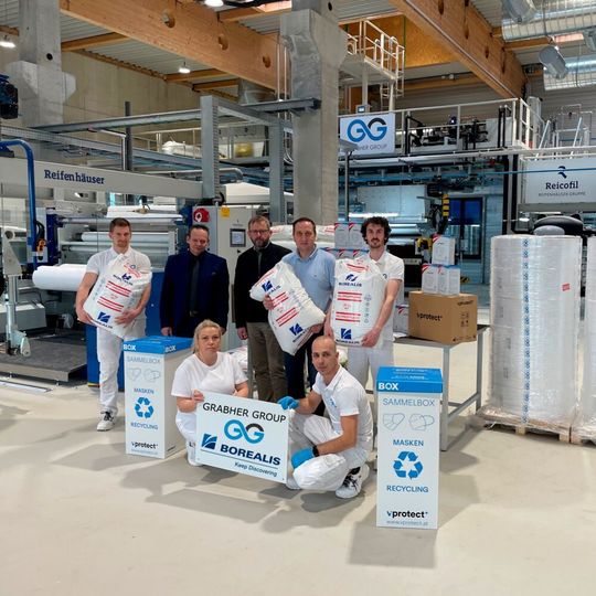 Ein Sammel- und Recyclingsystem von Grabher verwandelt gebrauchte Gesichtsmasken in Produkte mit Mehrwert. Ein Sammel- und Recyclingsystem von Grabher verwandelt gebrauchte Gesichtsmasken in Produkte mit Mehrwert.