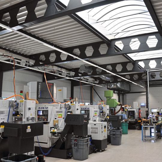Deckenlüftungsgerät mit integrierter Klimaeinheit und Filtermodul. Deckenlüftungsgerät mit integrierter Klimaeinheit und Filtermodul.