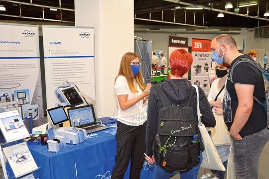 Besucher der LAB-SUPPLY Wien 2020 am Stand von Bruker Besucher der LAB-SUPPLY Wien 2020 am Stand von Bruker