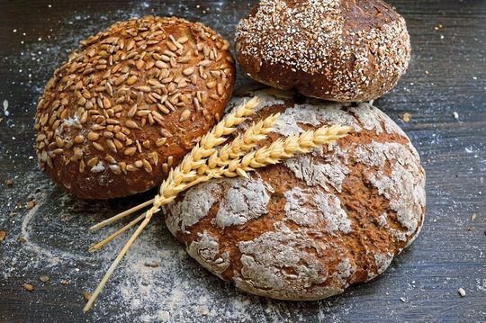 Brot enthält z. T. unverdauliche Kohlenhydrate, die es für Menschen mit empfindlichem Darm unbekömmlich machen. Brot enthält z. T. unverdauliche Kohlenhydrate, die es für Menschen mit empfindlichem Darm unbekömmlich machen.