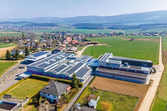 Implanté sur le plateau jurassien, le Groupe Recomatic est particulièrement attentif à son empreinte carbone. Préservation des ressources et autonomie énergétique sont intégrées aux constructions. Implanté sur le plateau jurassien, le Groupe Recomatic est particulièrement attentif à son empreinte carbone. Préservation des ressources et autonomie énergétique sont intégrées aux constructions.