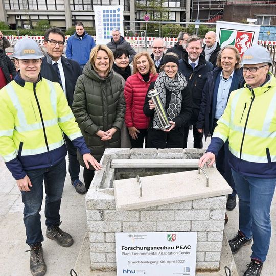 Von l. n. r.: Eric Breuer – MO | Architekten, Dr. Martin Goch – Kanzler HHU, Prof. Dr. Anja Steinbeck – Rektorin HHU, Gabriele Willems – GF BLB NRW, Elke Kolfen – NL BLB NRW Düsseldorf, Prof. Dr. Peter Kleinebudde – Dekan Fakultät Biologie, Ursula Koblitz – hks | architekten (Planungsbüro), Dr. Dirk Günnewig – StS MKW, Prof. Dr. Rüdiger Simon – Fakultät Biologie, Volker Wirth – MO | Architekten Von l. n. r.: Eric Breuer – MO | Architekten, Dr. Martin Goch – Kanzler HHU, Prof. Dr. Anja Steinbeck – Rektorin HHU, Gabriele Willems – GF BLB NRW, Elke Kolfen – NL BLB NRW Düsseldorf, Prof. Dr. Peter Kleinebudde – Dekan Fakultät Biologie, Ursula Koblitz – hks | architekten (Planungsbüro), Dr. Dirk Günnewig – StS MKW, Prof. Dr. Rüdiger Simon – Fakultät Biologie, Volker Wirth – MO | Architekten