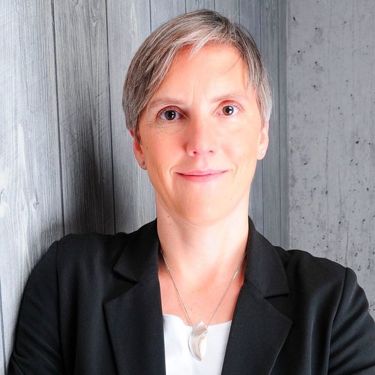 Die Autorin: Dr. Kathrin Rübberdt, Bereichsleiterin Wissenschaft & Industrie, Dechema Die Autorin: Dr. Kathrin Rübberdt, Bereichsleiterin Wissenschaft & Industrie, Dechema