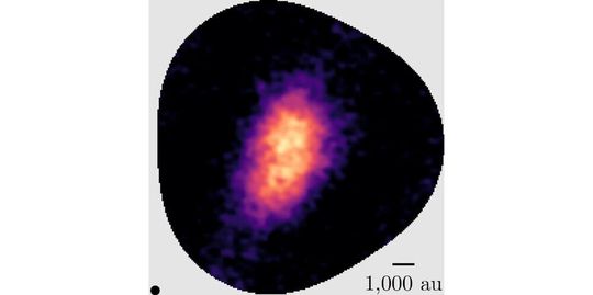 Dieses Bild zeigt die Morphologie der NH2D-Emission, mit einer deutlich sichtbaren, abgeflachten Hülle (die auch als Pseudo-Scheibe bezeichnet wird) als Vorläufer der späteren proto-planetaren Scheibe. Der schwarze Kreis links unten zeigt die Auflösung von ALMA, der Balken in der rechten unteren Ecke die Größenordnung. In den innersten 2.000 Astronomischen Einheiten befinden sich NH2D und alle anderen Moleküle schwerer als Helium auf der Oberfläche von Staubkörnchen, den Bausteinen zukünftiger Planeten.