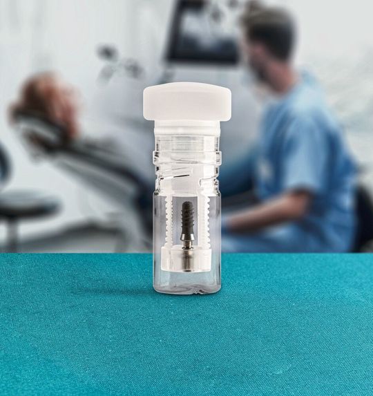 In der transparenten Hülse ist das Implantat auf den ersten Blick zu erkennen. In der transparenten Hülse ist das Implantat auf den ersten Blick zu erkennen.